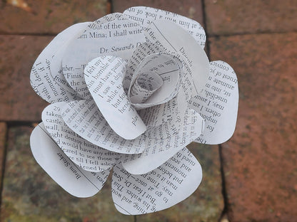 Bram Stoker Dracula Book Roses, Book Page Flowers, Handmade Paper Roses, Literary Gift, Classic Literature, Anniversary Gift, Gothic Decor
